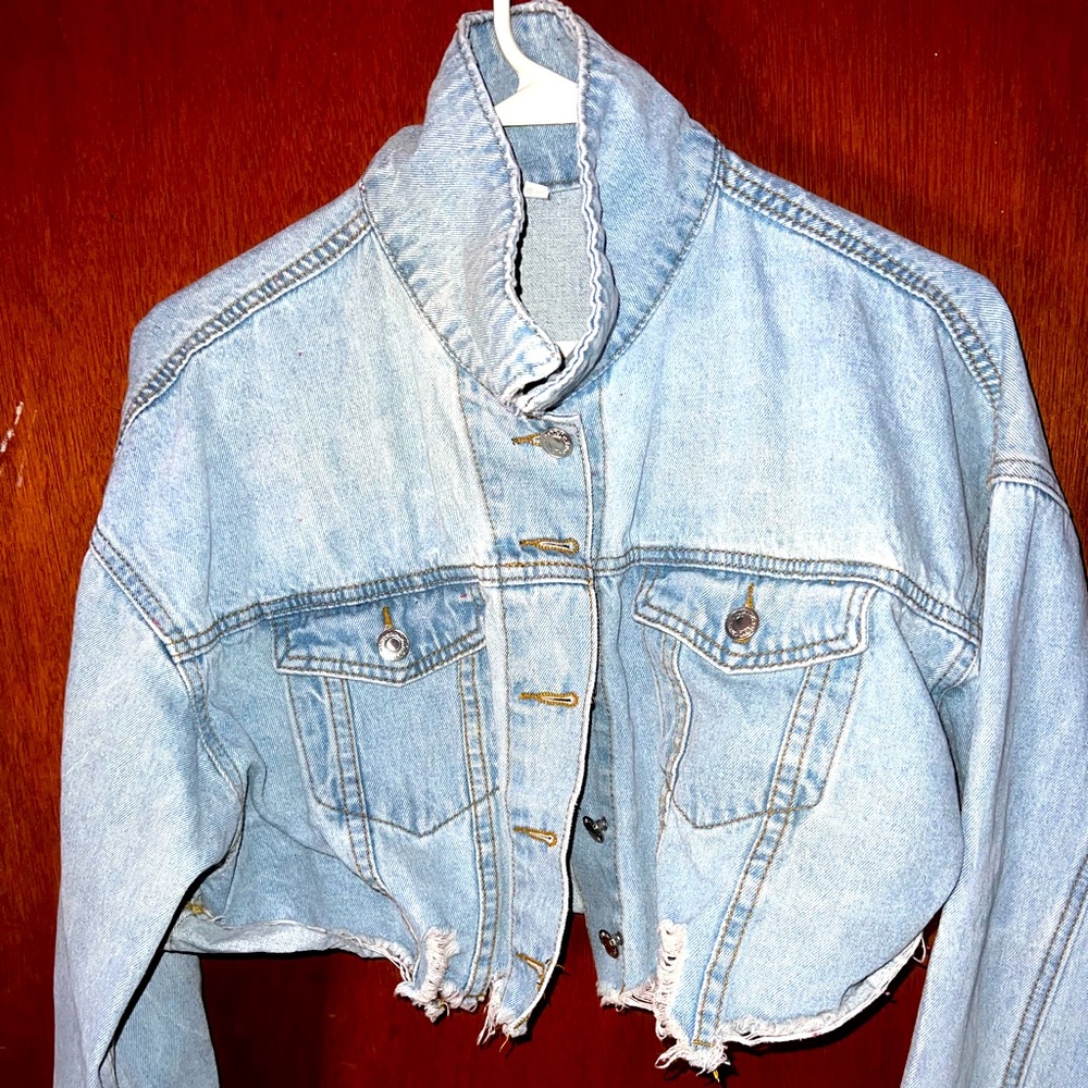 Cropped Jean Jacket! Only worn 1 time great condition, light wash. Brand: Shein